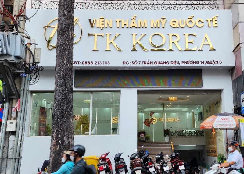Địa chỉ số 7 Trần Quang Diệu, phường 14, quận 3 hiện lại được thay biển hiệu thành Viện Thẩm mỹ Quốc tế TK Korea. Ảnh chụp tháng 4.2023